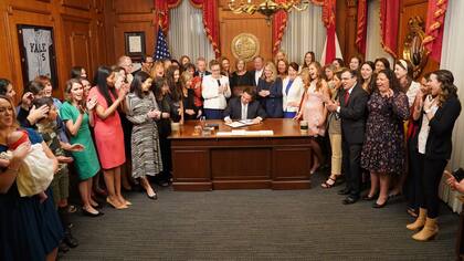 Archivo.- El gobernador de Florida, Ron DeSantis, firma la prohibición del aborto a partir de la sexta semana 