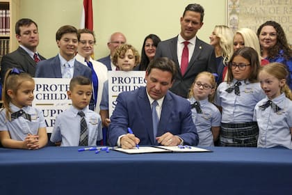 Ron DeSantis firmó el abril de 2022 el proyecto de ley de Derechos de los Padres en la Educación, también conocido como "No digas gay"
