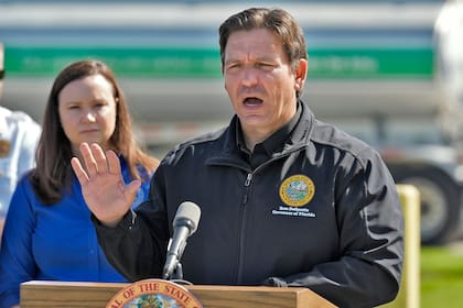(Archivo) El gobernador de Florida, Ron DeSantis, firmó una nueva ley que aplica sanciones a quienes aporten información falsa en este aspecto con el objetivo de adquirir beneficios