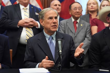 ARCHIVO - El gobernador de Texas, Greg Abbott, habla con los medios en el Capitolio de Texas en Austin, Texas, el 22 de agosto de 2025. (AP Foto/Eric Gay, Archivo)