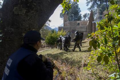 ARCHIVO.- El grupo especial COER ya ingresó, uno de estos días de conflicto, en uno de los terrenos ocupados por la comunidad mapuche 