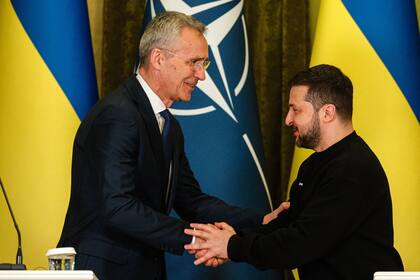 Archivo.- El jefe de la OTAN, Jens Stoltenberg se saluda con el presidente ucraniano, Volodimir Zelensky, durante su visita a Kiev en abril de 2023