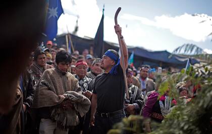 ARCHIVO - El líder mapuche Héctor Llaitul sostiene su bastón junto al ataúd de Camilo Catrillanca, un joven indígena que recibió un disparo en la cabeza cuando la policía perseguía a ladrones de autos no identificados, durante su funeral en Temuco, Chile, el 17 de noviembre de 2018