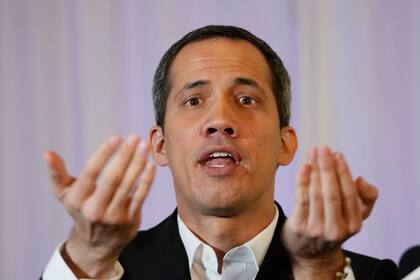ARCHIVO - El líder opositor venezolano Juan Guaidó gesticula mientras ofrece una conferencia de prensa, el jueves 27 de abril de 2023 en La Jolla Ballroom en Coral Gables, Florida. El fiscal general de Venezuela anunció el jueves 5 de octubre de 2023 que abrió una nueva investigación contra Guaidó por traición a la patria y otros delitos. (AP Foto/Wilfredo Lee, Archivo)