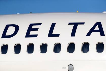 ARCHIVO - El logo de Delta Air Lines se exhibe en un costado de uno de sus aviones en el Aeropuerto Internacional de Denver, el 26 de junio de 2019. (AP Foto/David Zalubowski, archivo)