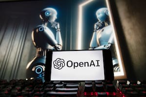 ARCHIVO - El logotipo de OpenAI aparece en un teléfono celular con una imagen en un monitor de computadora, generada por el modelo de texto a imagen Dali-E de ChatGPT, el viernes 8 de diciembre de 2023, en Boston. (AP Foto/Michael Dwyer, Archivo)