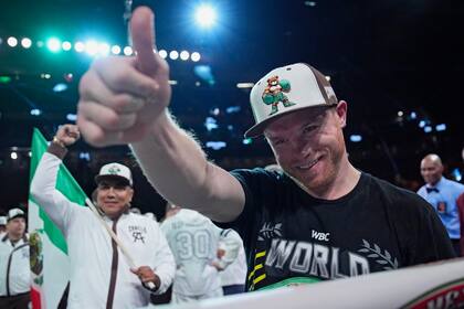 ARCHIVO - El mexicano Saúl "Canelo" Álvarez celebra tras derrotar a Edgar Berlanga en una pelea por el título de los supermedianos, el 14 de septiembre de 2024 en Las Vegas (AP Foto/John Locher, archivo)