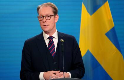 Archivo.- El ministro del Exterior sueco, Tobias Billström, habla a la prensa en Berlín, 10 de noviembre de 2022 (AP Foto/Michael Sohn, File)
