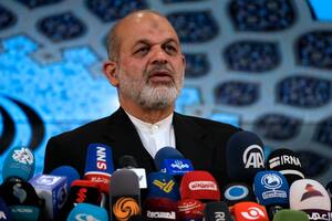 ARCHIVO - El Ministro del Interior de Irán, Ahmad Vahidi, informa a los medios sobre las elecciones en Teherán, Irán, el 4 de marzo de 2024. Argentina solicitó el arresto de Vahidi el 23 de abril de 2024 por su presunta participación en el mortal atentado con bomba en 1994 contra un centro comunitario judío de Buenos Aires. (AP Foto/Vahid Salemi, Archivo)