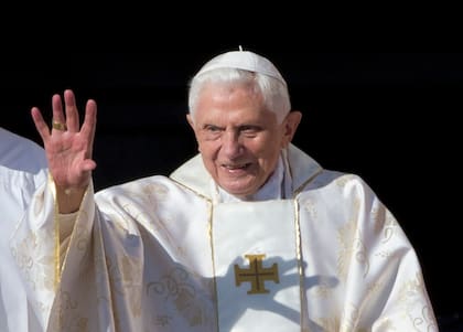 ARCHIVO - El papa emérito Benedicto XVI llega a la Plaza de San Pedro en el Vaticano para asistir a la ceremonia de papa Pablo VI el 19 de octubre de 2014
