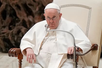 ARCHIVO - El papa Francisco habla en la audiencia general semanal en el Aula Pablo VI en el Vaticano, 22 de febrero de 2023. El papa Francisco ha renovado su gabinete de cardenales asesores de todo el mundo y designado nuevos miembros el martes 7 de marzo de 2023. (AP Foto/Andrew Medichini, File)