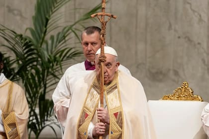 ARCHIVO - El papa Francisco oficia una misa por las órdenes religiosas en la basílica de San Pedro en el Vaticano, el viernes 2 de febrero de 2024. (AP Foto/Andrew Medichini, Archivo)