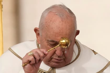 Archivo.- El papa Francisco rocía agua bendita mientras celebra la misa del Domingo de Pascua en la plaza de San Pedro del Vaticano, el domingo 31 de marzo de 2024