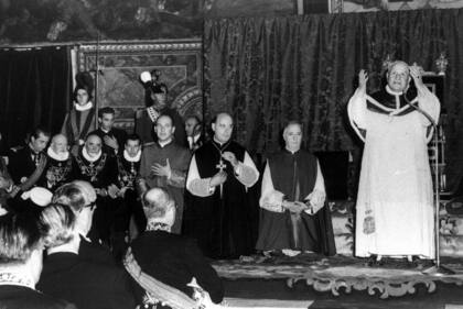 Archivo - El Papa Juan XXIII reza el 12 de octubre de 1962 durante una audiencia especial a los delegados de gobiernos extranjeros al concilio ecuménico, en la Capilla Sixtina en la Ciudad del Vaticano. (AP Foto/Archivo)