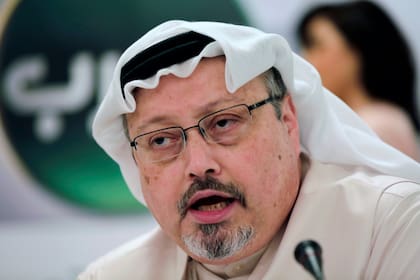 ARCHIVO - El periodista saudí Jamal Khashoggi habla en una conferencia de prensa en Manama, Bahréin, 15 de diciembre de 2014. Un sospechoso del asesinato de Kashoggi en 2018 fue arrestado el 7 de diciembre en Francia, según un funcionario judicial. (AP Foto/Hasan Jamali, File)