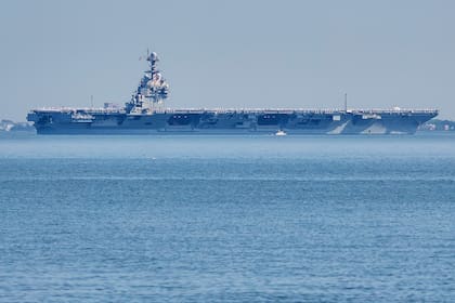 ARCHIVO – El portaaviones USS Gerald R. Ford sale de la Estación Naval Station de Norfolk, el 23 de junio de 2025, en Norfolk, Virginia. (AP Foto/John Clark, Archivo)