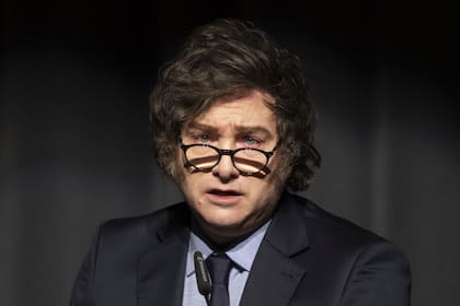 ARCHIVO - El presidente argentino Javier Milei habla tras recibir el premio Röpke para la Sociedad Civil del Liberal Institut, en el Centro de Congresos, el viernes 24 de enero de 2025, en Kloten, Suiza. (Ennio Leanza/Keystone vía AP, Archivo)