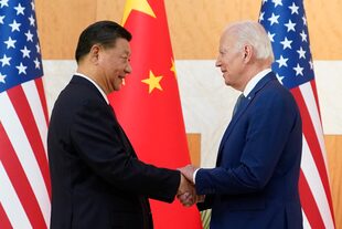 ARCHIVO - El presidente chino Xi Jinping, izquierda, saluda a su par estadounidense Joe Biden antes de una reunión en el marco de la cumbre del G-20, el 14 de noviembre de 2022