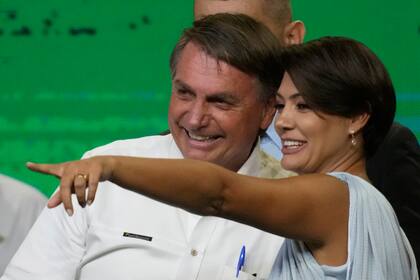 ARCHIVO - El presidente de Brasil Jair Bolsonaro y su esposa Michelle en un evento en Brasilia