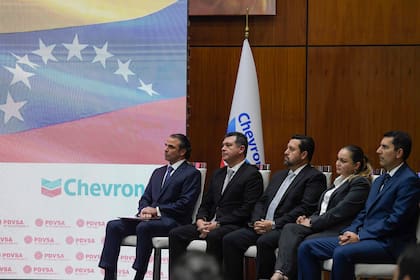 ARCHIVO - El presidente de Chevron en Venezuela, Javier La Rosa (izquierda) durante un evento en Caracas, el 2 de diciembre de 2022. (AP Foto/Matias Delacroix, Archivo)