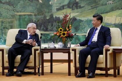 ARCHIVO - El presidente de China, Xi Jinping, a la derecha, escucha al exsecretario de Estado de Estados Unidos, Henry Kissinger, quien dirigió el Diálogo de la Vía Dos entre China y Estados Unidos, durante una reunión en el Gran Salón del Pueblo en Beijing, China, el 2 de noviembre de 2015 (AP)