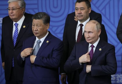 ARCHIVO - El presidente de China, Xi Jinping, a la izquierda, y el presidente de Rusia, Vladímir Putin, a la derecha, asisten a una ceremonia para una foto de grupo antes de la reunión Outreach/BRICS Plus en la cumbre de los BRICS en Kazán, Rusia, el 24 de octubre de 2024. (Maxim Shipenkov, Pool Foto via AP, archivo)