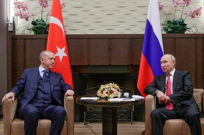 ARCHIVO - El presidente de Rusia, Vladimir Putin, a la derecha, y el presidente de Turquía, Recep Tayyip Erdogan, hablan entre sí durante su reunión en la residencia oficial de Bocharov Ruchei,e n el el balneario de Sochi, en el Mar Negro, Rusia, el 29 de septiembre de 2021. (Vladimir Smirnov, Sputnik, Kremlin Pool Foto via AP, Archivo)