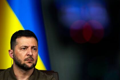 Archivo - El presidente de Ucrania, Volodymyr Zelenskyy, escucha una pregunta durante una conferencia de prensa conjunta con el presidente de Turquía, Recep Tayyip Erdogan, luego de su reunión en Estambul, Turquía, el sábado 8 de julio de 2023. (AP Foto/Francisco Seco, Archivo)