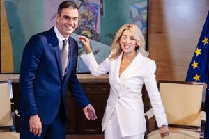 ARCHIVO. El presidente del Gobierno en funciones, Pedro Sánchez, y la ministra de Trabajo Yolanda Díaz, se saludan el 4 de octubre de 2023, en Madrid. Díaz, que también es vicepresidenta del Gobierno, hizo del plan de reducción de la jornada laboral para finales de 2025 un elemento central del apoyo de su partido a la presidencia de Sánchez
