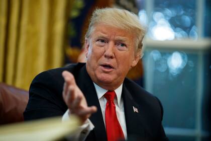 ARCHIVO - El presidente Donald Trump habla durante una entrevista con The Associated Press en el Despacho Oval de la Casa Blanca en Washington el 16 de octubre de 2018. (AP Foto/Evan Vucci, archivo)