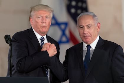 ARCHIVO - El presidente Donald Trump y el primer ministro israelí Benjamin Netanyahu se dan la mano en el Museo de Israel en Jerusalén, 23 de mayo de 2017. (AP foto/Sebastian Scheiner, archivo)