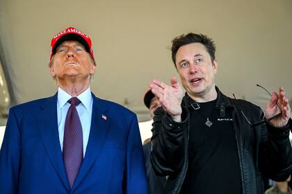 ARCHIVO - El presidente electo Donald Trump escucha a Elon Musk mientras llega para presenciar el despegue del mega cohete Starship de SpaceX en un vuelo de prueba desde Starbase, en Boca Chica, Texas, el 19 de noviembre de 2024. (Brandon Bell/Pool vía AP, Archivo)