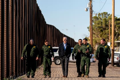 Archivo.- El presidente estadounidense Joe Biden camina junto con agentes de la Patrulla Fronteriza en un tramo de la frontera entre Estados Unidos y México, el domingo 8 de enero de 2023, en El Paso, Texas