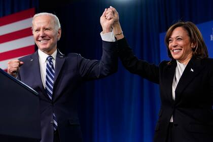 ARCHIVO - El presidente estadounidense Joe Biden y la vicepresidenta Kamala Harris saludan desde el escenario durante la reunión invernal del Comité Nacional Demócrata, el 3 de febrero de 2023, en Filadelfia. (AP Foto/Patrick Semansky)