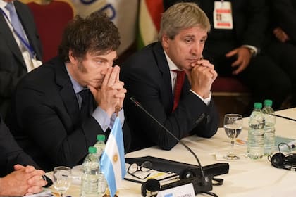 ARCHIVO - El presidente Javier Milei y el ministro de Economía, Luis Caputo