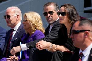 ARCHIVO - El presidente Joe Biden asiste a la ceremonia de graduación de su nieta Maisy Biden con la primera dama Jill Biden, su hijo Hunter Biden y su hija Ashley Biden, en la Universidad de Pensilvania, en Filadelfia, el lunes 15 de mayo de 2023. (AP Foto/Patrick Semansky, Archivo)