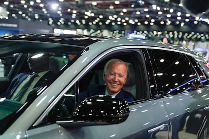ARCHIVO - El presidente Joe Biden conduce un Cadillac Lyriq por la sala de exhibición 
durante una visita al Salón del Auto de Detroit el 14 de septiembre de 2022. (AP Foto/Evan Vucci, Archivo)