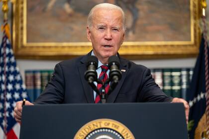 ARCHIVO - El presidente Joe Biden habla sobre la condonación de préstamos estudiantiles en la Casa Blanca, 4 de octubre de 2023. El gobierno de Biden empezará a cancelar algunos préstamos estudiantiles en febrero bajo el plan SAVE, que originalmente debía entrar en vigencia en julio, se informó el viernes 12 de enero de 2024. (AP Foto/Evan Vucci, File)