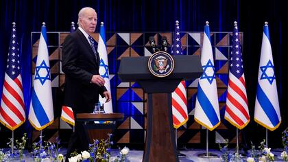 ARCHIVO - El presidente Joe Biden se dirige al podio para hablar sobre la guerra entre Israel y Hamás después de una reunión con el primer ministro israelí Benjamin Netanyahu, 18 de octubre de 2023 en Tel Aviv, Israel. (AP Foto/Evan Vucci, File)
