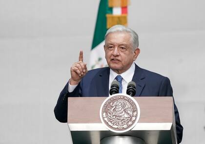 ARCHIVO - El presidente mexicano Andrés Manuel López Obrador habla durante una conferencia en el Zócalo, en la Ciudad de México