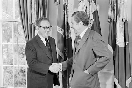ARCHIVO - El presidente Richard Nixon, a la derecha, felicita al Secretario de Estado Henry Kissinger, después de que el secretario ganara el Premio Nobel de la Paz en 1973, en la Oficina Oval de la Casa Blanca en Washington, el 16 de octubre de 1973 (AP)