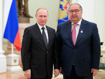 ARCHIVO - El presidente ruso Vladimir Putin, a la izquierda, posa el 26 de enero de 2017 para una foto con el fundador de USM Holdings, el empresario Alisher Usmanov, durante una ceremonia de entrega de premios en el Kremlin de Moscú, Rusia. (Alexei Druzhinin/Sputnik, Kremlin Pool Photo vía AP, Archivo)