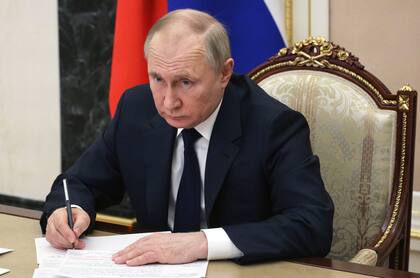ARCHIVO - El presidente ruso Vladimir Putin dirige una reunión de su gobierno por teleconferencia en Moscú, 10 de marzo de 2022.  (Mikhail Klimentyev, Sputnik, Kremlin Pool Photo via AP, File)