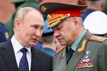 ARCHIVO - El presidente ruso, Vladimir Putin, habla con el ministro de Defensa ruso, Sergei Shoigu