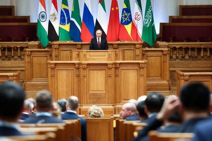 ARCHIVO – El presidente ruso Vladímir Putin habla en el Foro Parlamentario del BRICS en San. Petersburgo, Rusia, el 11 de julio de 2024. (Valery Sharifulin, Sputnik, Kremlin Pool Foto vía AP, Archivo)