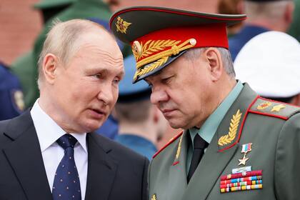 ARCHIVO - El presidente ruso, Vladimir Putin, y el ministro de Defensa ruso, Sergei Shoigu