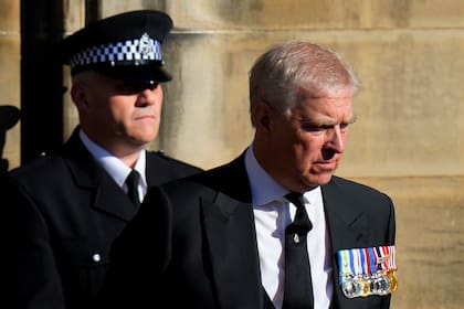 ARCHIVO – El príncipe Andrés sale de la catedral de St. Giles tras la llegada del féretro con los restos de su madre, la reina Isabel, en Edimburgo, Escocia, el 12 de septiembre de 2022. (AP Foto/Petr David Josek, Archivo)