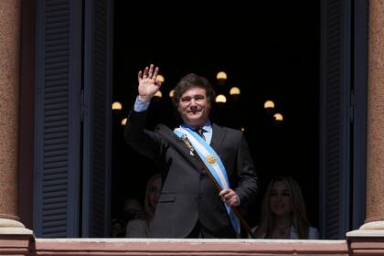 ARCHIVO - El recién juramentado presidente de Argentina, Javier Milei, saluda a sus partidarios desde el balcón de la casa de gobierno en Buenos Aires, Argentina, el 10 de diciembre de 2023. (AP Foto/Matilde Campodonico, Archivo)