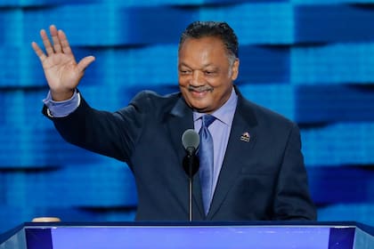 ARCHIVO - El reverendo Jesse Jackson saluda mientras sube al estrado en el tercer día de la convención Nacional Demócrata en Filadelfia, el 27 de julio de 2016. (AP foto/J. Scott Applewhite)