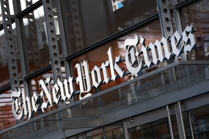 ARCHIVO - El rótulo de The New York Times sobre la entrada de su edificio, el 6 de mayo de 2021 en Nueva York. (AP Foto/Mark Lennihan, Archivo)